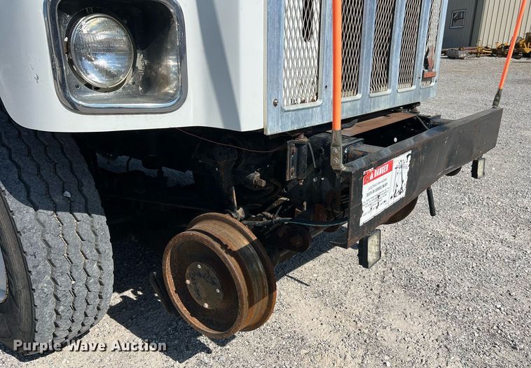 image for item NA9242 2001 International 2674  crane truck