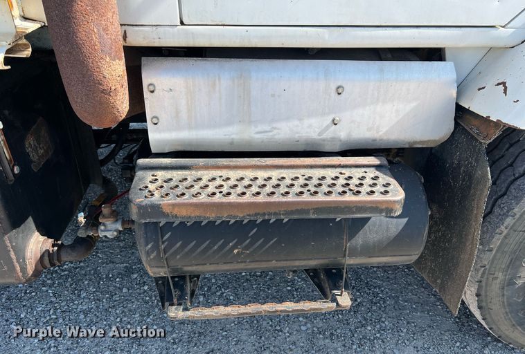 image for item NA9242 2001 International 2674  crane truck