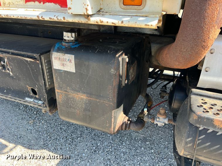 image for item NA9242 2001 International 2674  crane truck