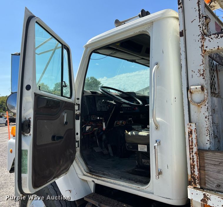 image for item NA9242 2001 International 2674  crane truck