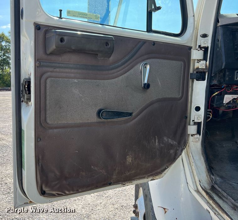 image for item NA9242 2001 International 2674  crane truck