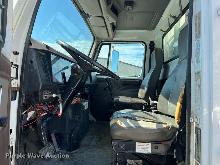 image for item NA9242 2001 International 2674  crane truck