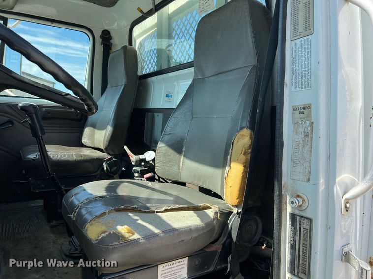 image for item NA9242 2001 International 2674  crane truck