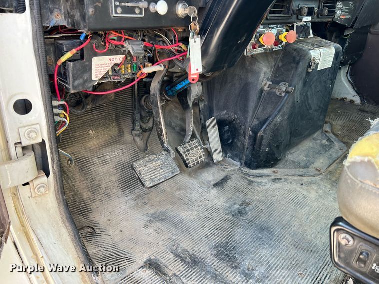 image for item NA9242 2001 International 2674  crane truck