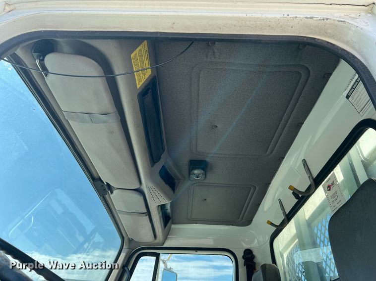 image for item NA9242 2001 International 2674  crane truck