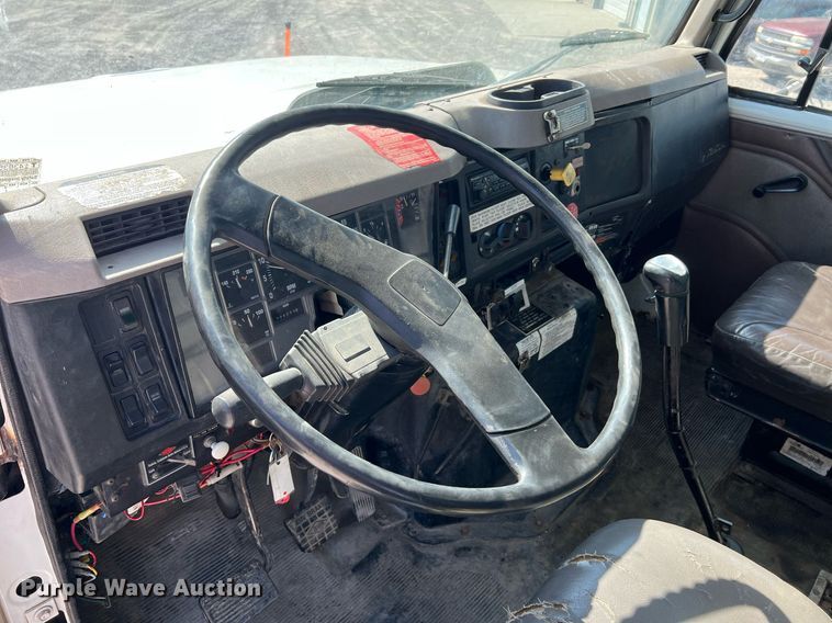 image for item NA9242 2001 International 2674  crane truck