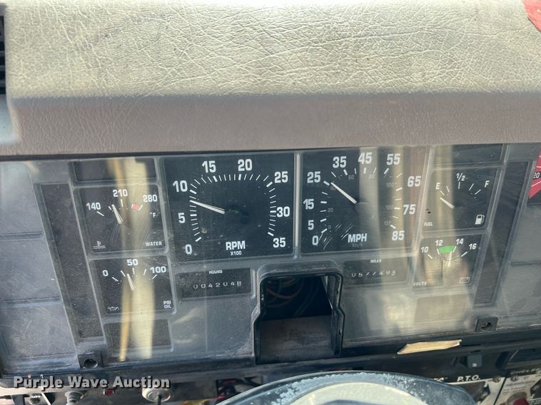 image for item NA9242 2001 International 2674  crane truck