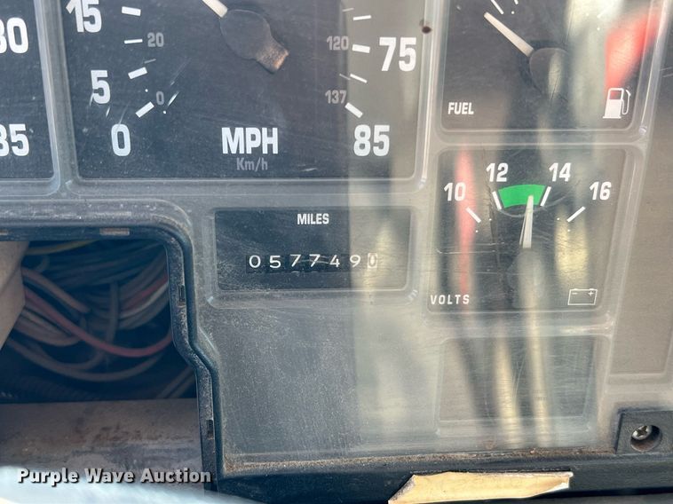 image for item NA9242 2001 International 2674  crane truck