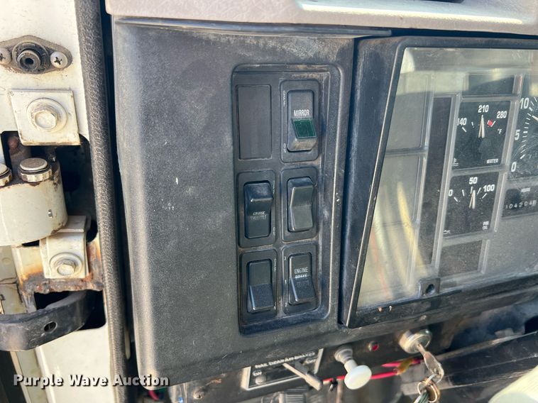 image for item NA9242 2001 International 2674  crane truck