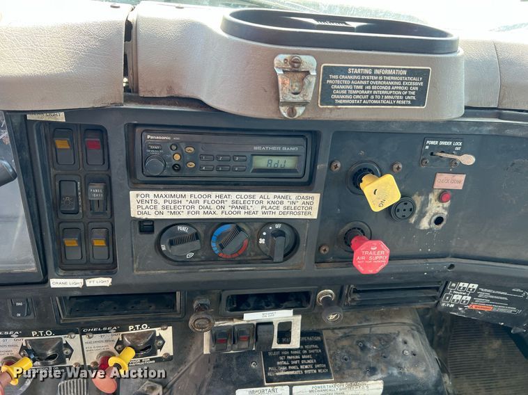 image for item NA9242 2001 International 2674  crane truck