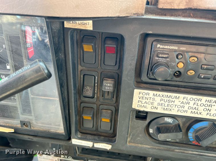 image for item NA9242 2001 International 2674  crane truck