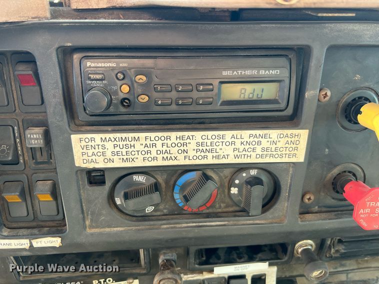 image for item NA9242 2001 International 2674  crane truck