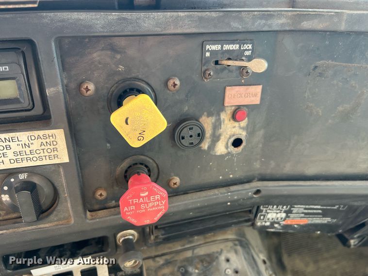 image for item NA9242 2001 International 2674  crane truck