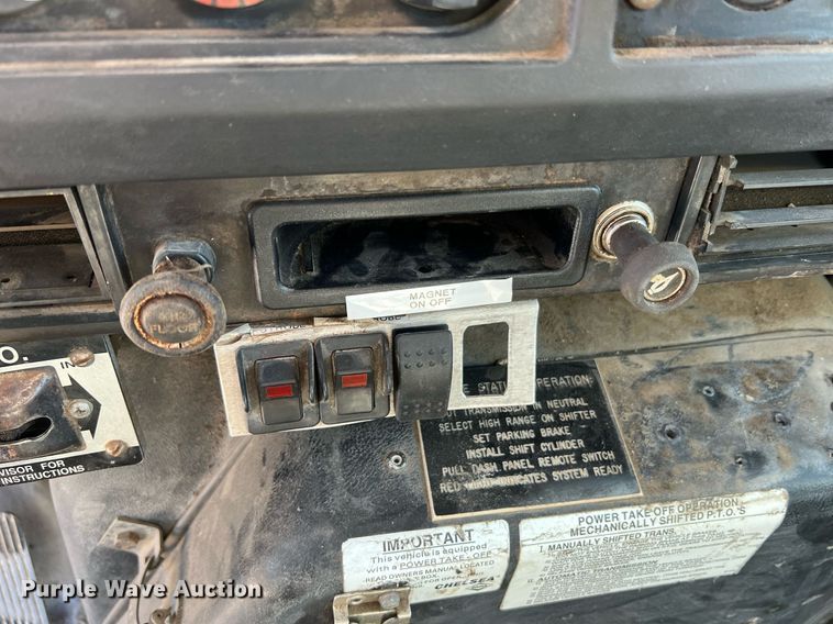 image for item NA9242 2001 International 2674  crane truck