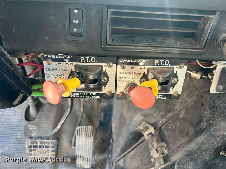 image for item NA9242 2001 International 2674  crane truck