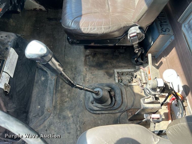 image for item NA9242 2001 International 2674  crane truck