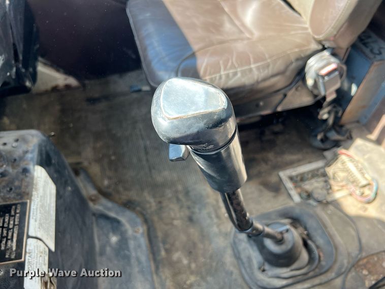 image for item NA9242 2001 International 2674  crane truck