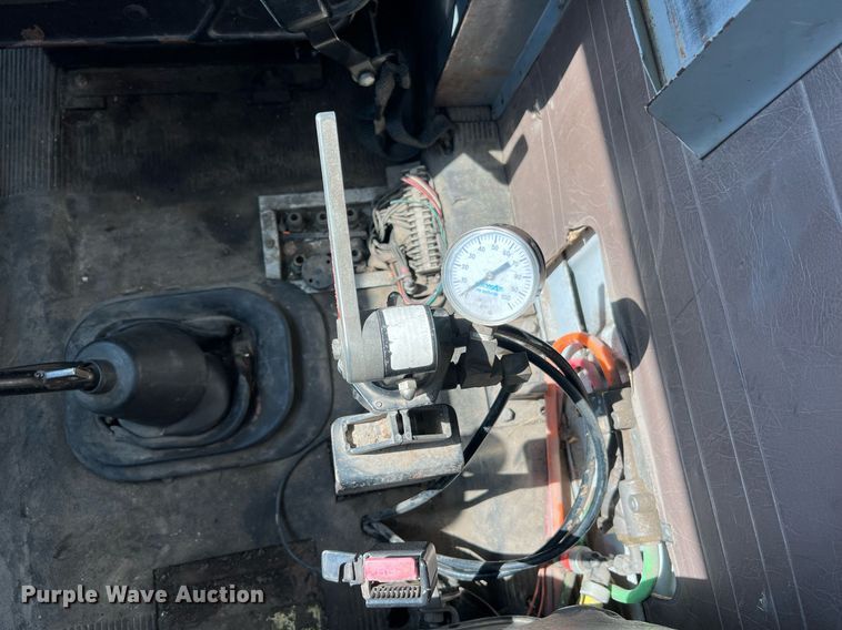 image for item NA9242 2001 International 2674  crane truck