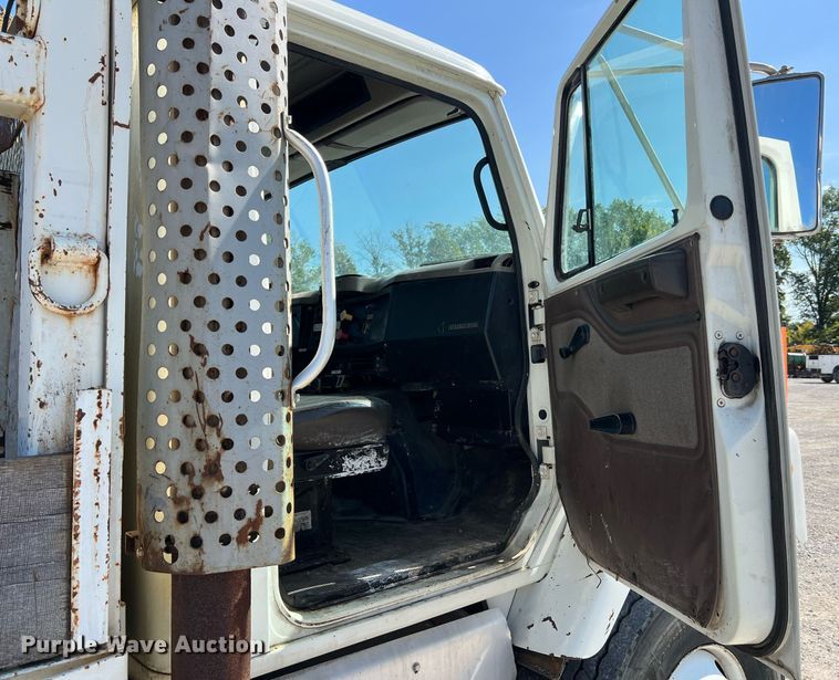 image for item NA9242 2001 International 2674  crane truck