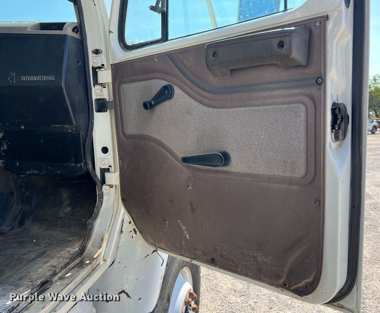 image for item NA9242 2001 International 2674  crane truck