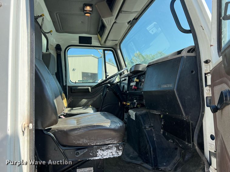 image for item NA9242 2001 International 2674  crane truck