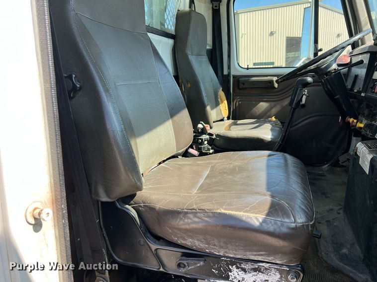 image for item NA9242 2001 International 2674  crane truck