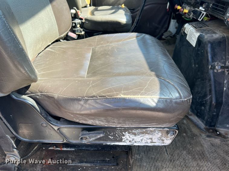 image for item NA9242 2001 International 2674  crane truck