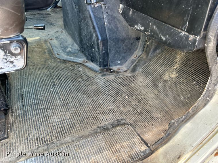 image for item NA9242 2001 International 2674  crane truck