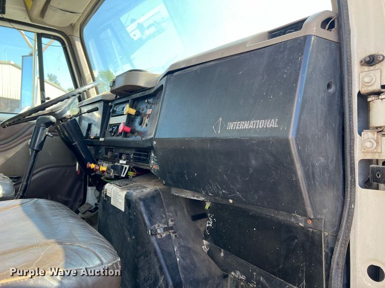 image for item NA9242 2001 International 2674  crane truck