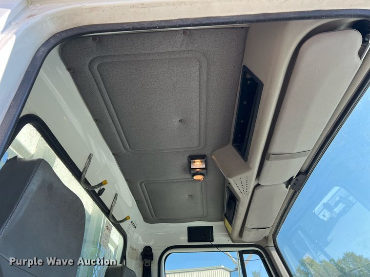 image for item NA9242 2001 International 2674  crane truck