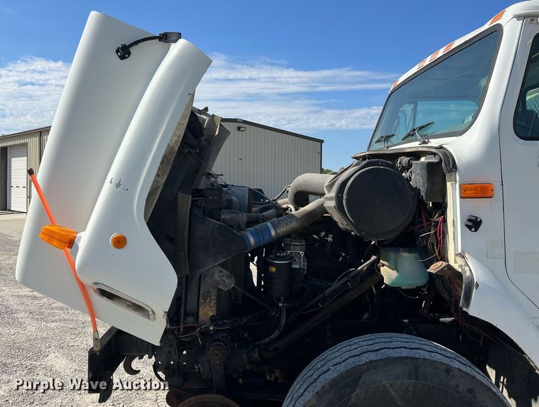 image for item NA9242 2001 International 2674  crane truck