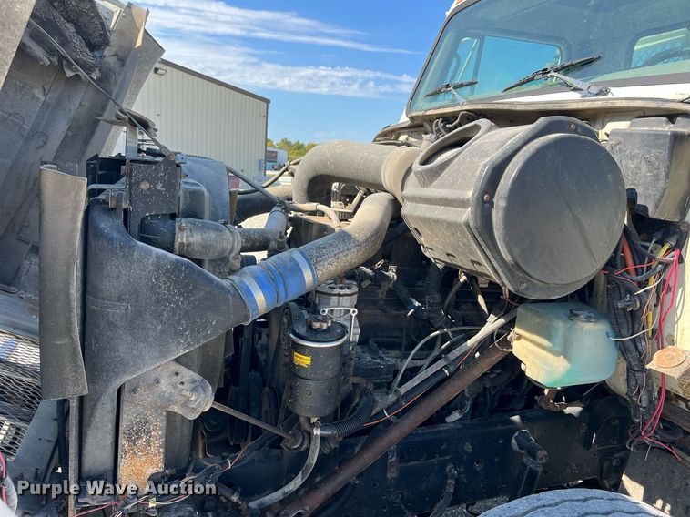 image for item NA9242 2001 International 2674  crane truck