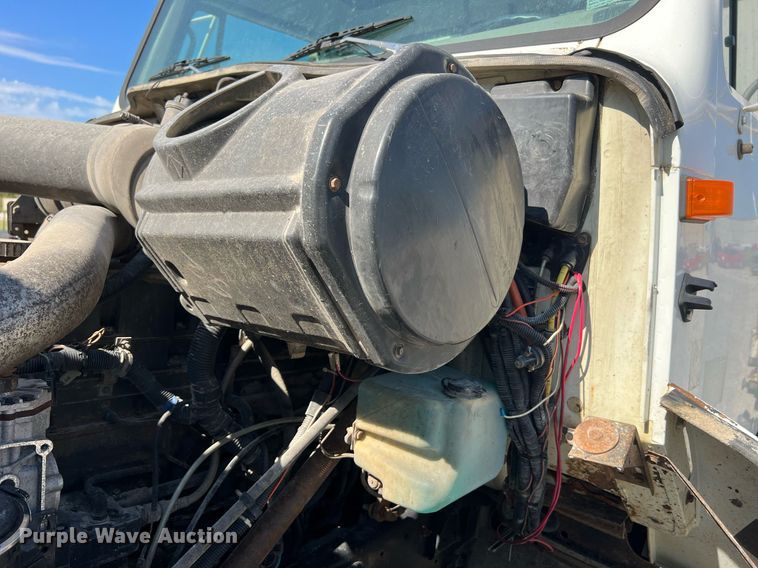 image for item NA9242 2001 International 2674  crane truck