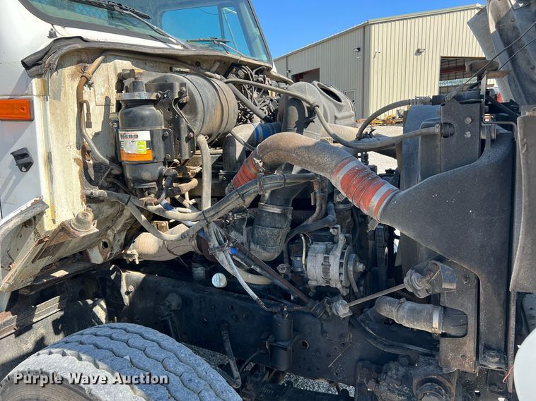 image for item NA9242 2001 International 2674  crane truck