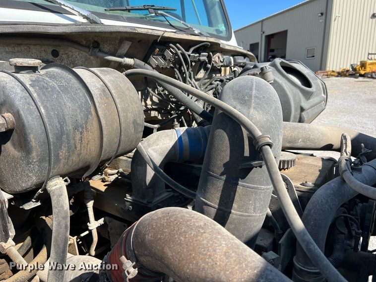 image for item NA9242 2001 International 2674  crane truck