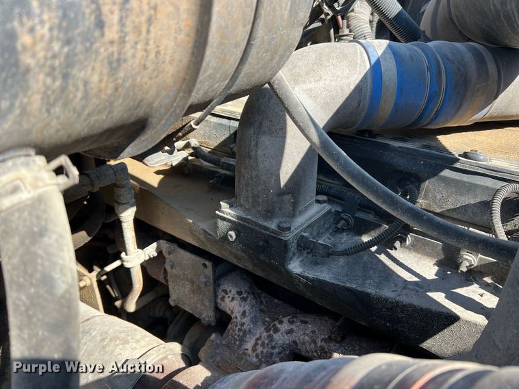 image for item NA9242 2001 International 2674  crane truck