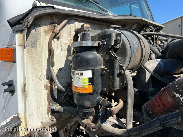 image for item NA9242 2001 International 2674  crane truck