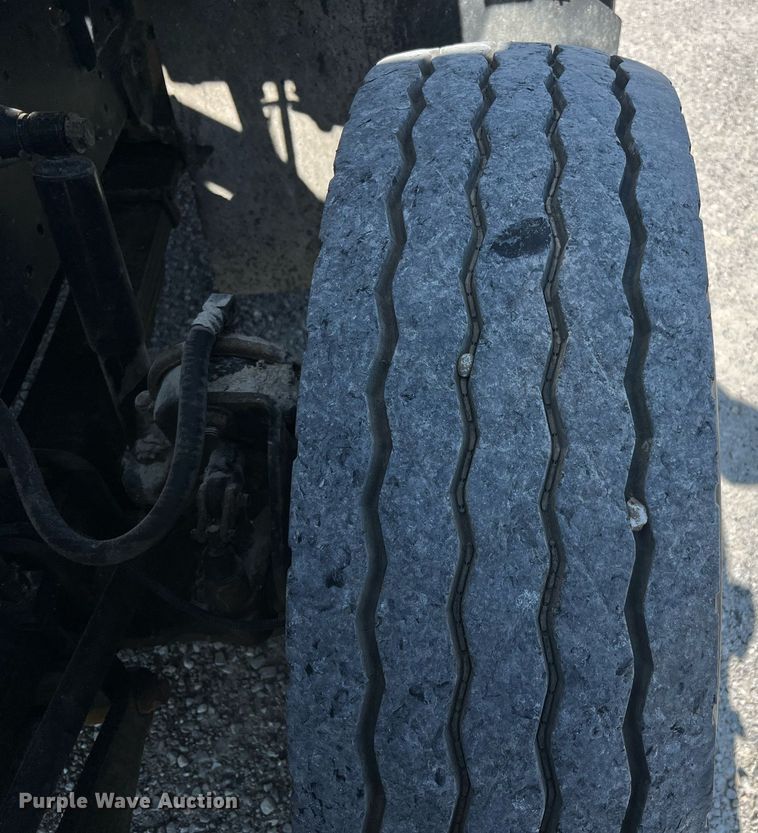 image for item NA9242 2001 International 2674  crane truck