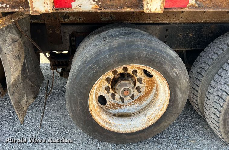 image for item NA9242 2001 International 2674  crane truck