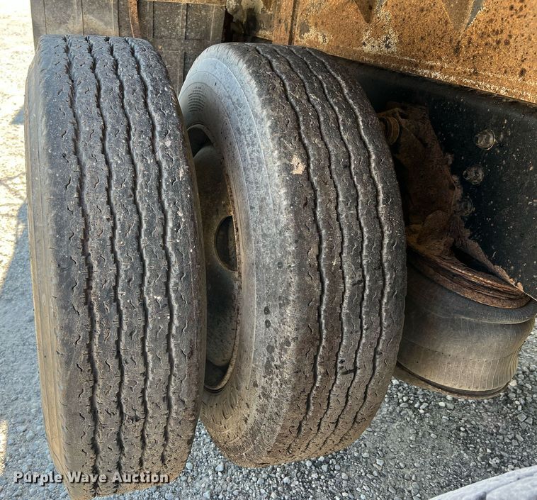 image for item NA9242 2001 International 2674  crane truck