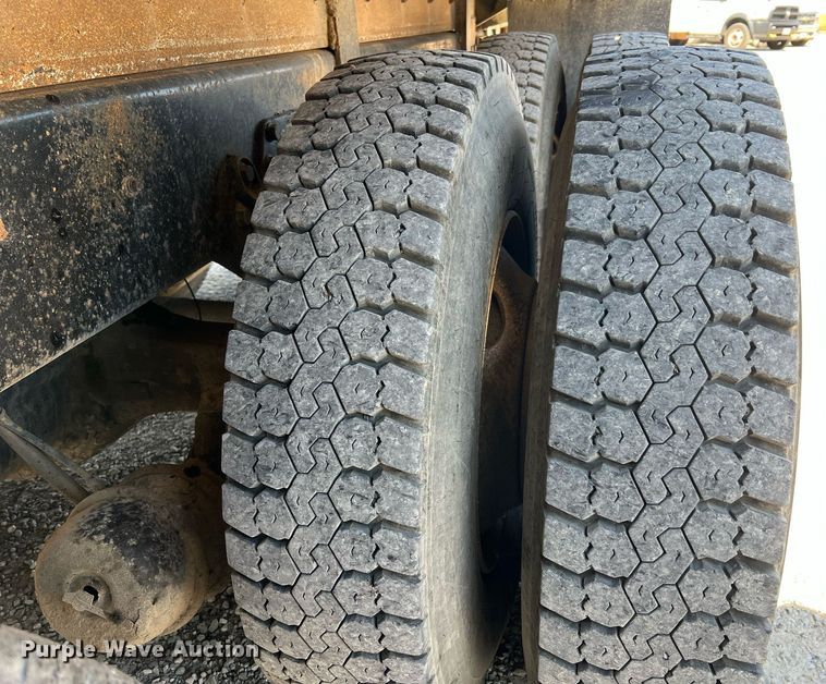 image for item NA9242 2001 International 2674  crane truck