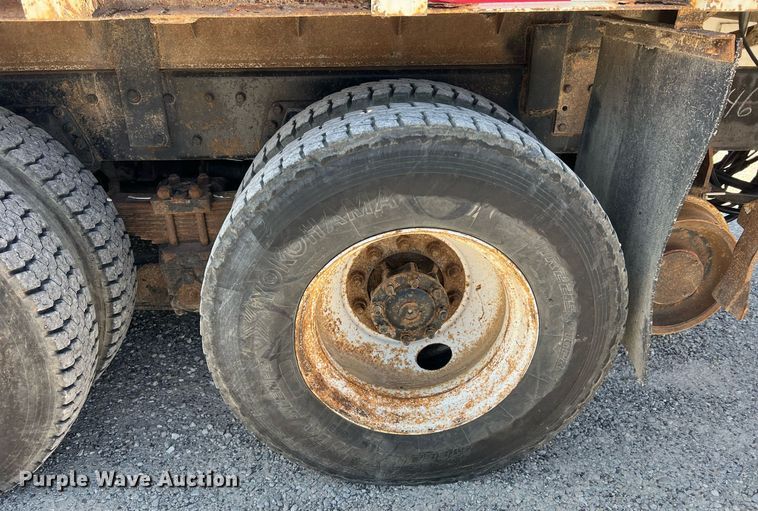 image for item NA9242 2001 International 2674  crane truck