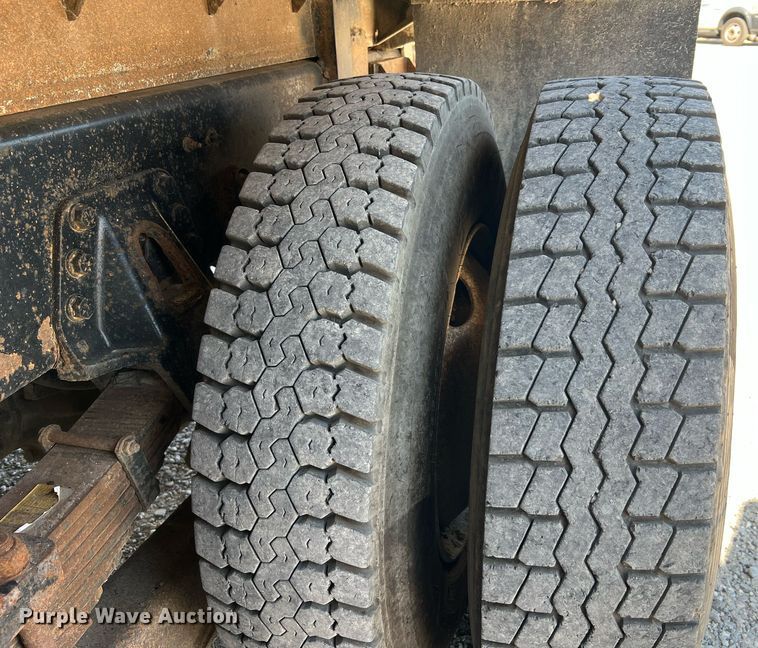 image for item NA9242 2001 International 2674  crane truck