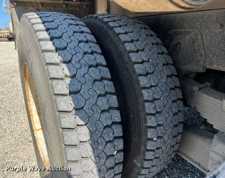 image for item NA9242 2001 International 2674  crane truck