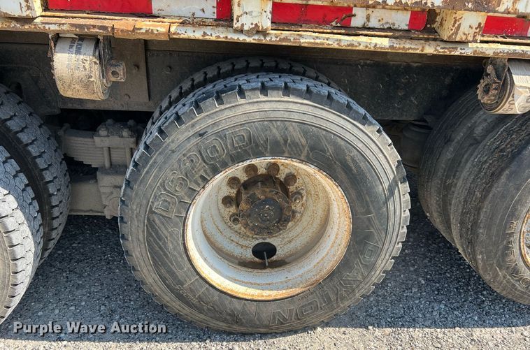 image for item NA9242 2001 International 2674  crane truck