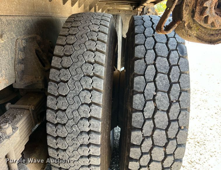 image for item NA9242 2001 International 2674  crane truck