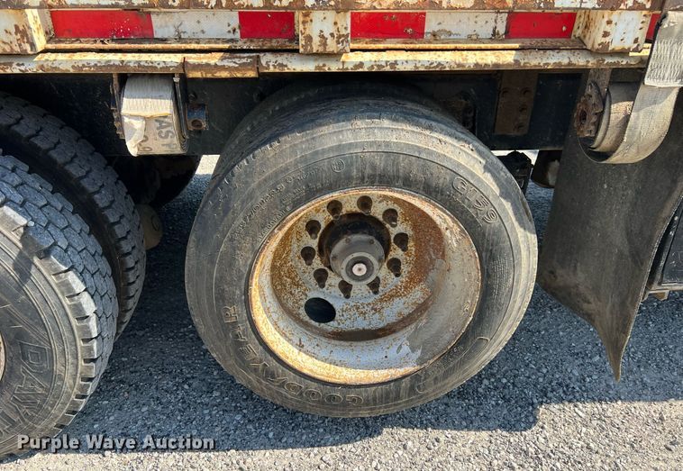 image for item NA9242 2001 International 2674  crane truck