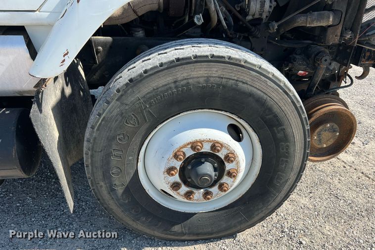 image for item NA9242 2001 International 2674  crane truck