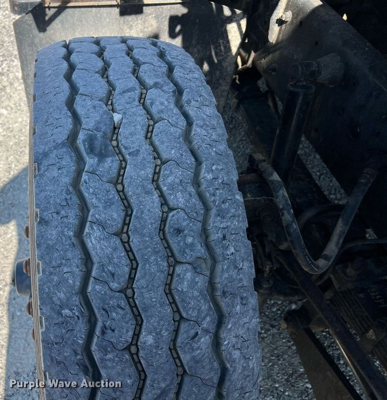 image for item NA9242 2001 International 2674  crane truck