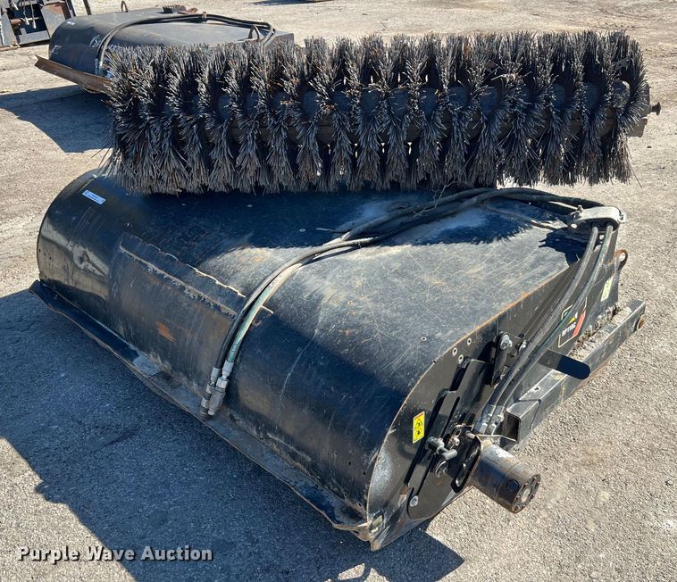 image for item NA9292 2014 Caterpillar BP118C skid steer broom